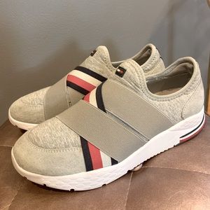 TOMMY HILFIGER SLIP ONS